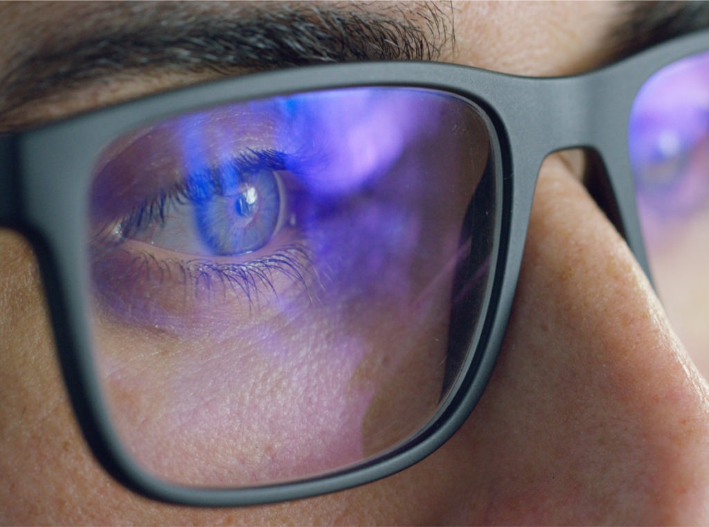 Gli occhiali anti luce blu per proteggere i nostri occhi