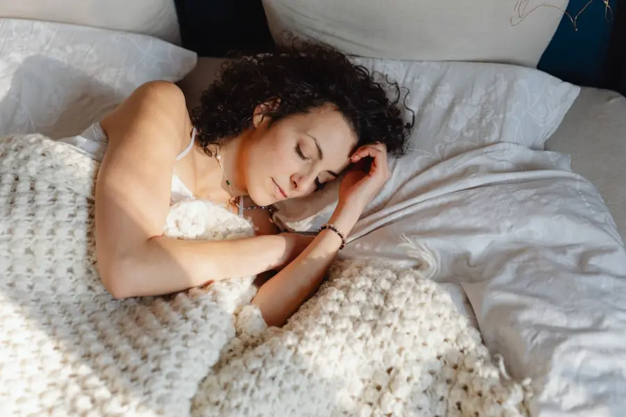 Dormire bene dopo i 40 anni: cosa cambia nel sonno e quali abitudini possono aiutare